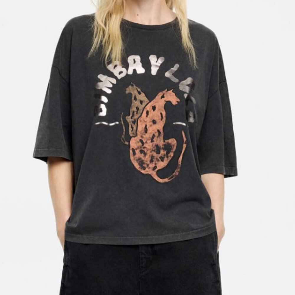 Cotton T-shirt in a faded black color. Straight cut with crew neck, short straig